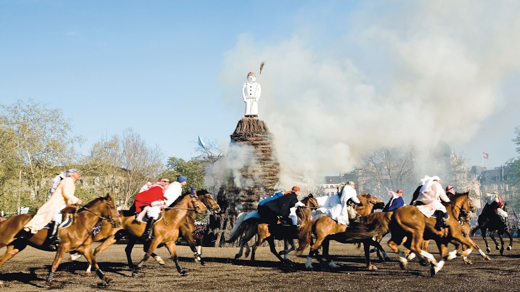 Le Böögg en flammes à Zurich.