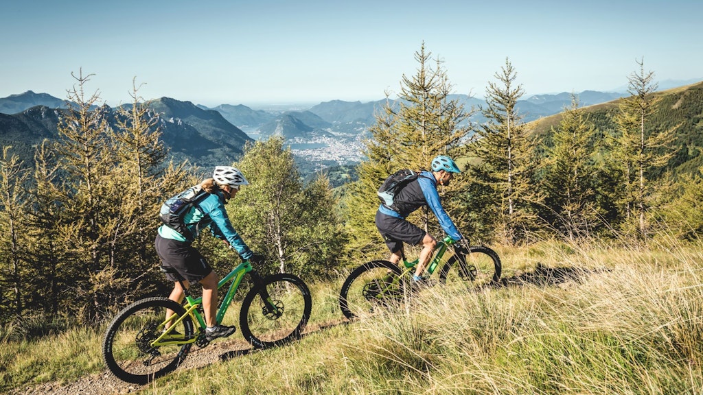 Deux cyclistes à VTT.