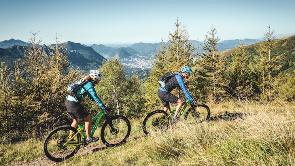 两位山地自行车女骑手。