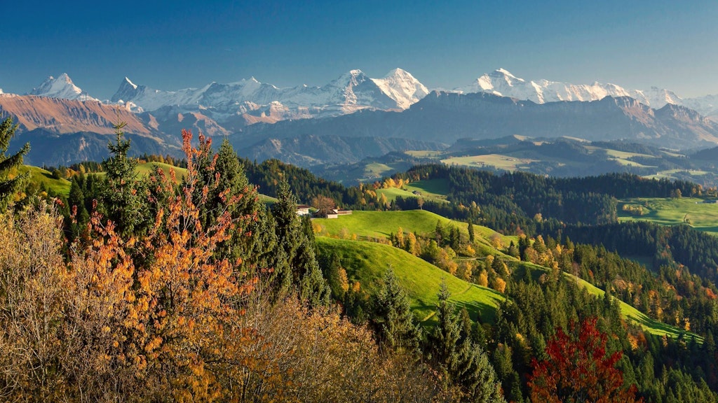 As infindáveis extensões verdes e amarelas constituem as terras agrícolas da região de Emmental, localizada na parte central do Planalto, no cantão de Berna.