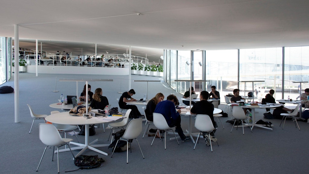 Studierende in einer Bibliothek