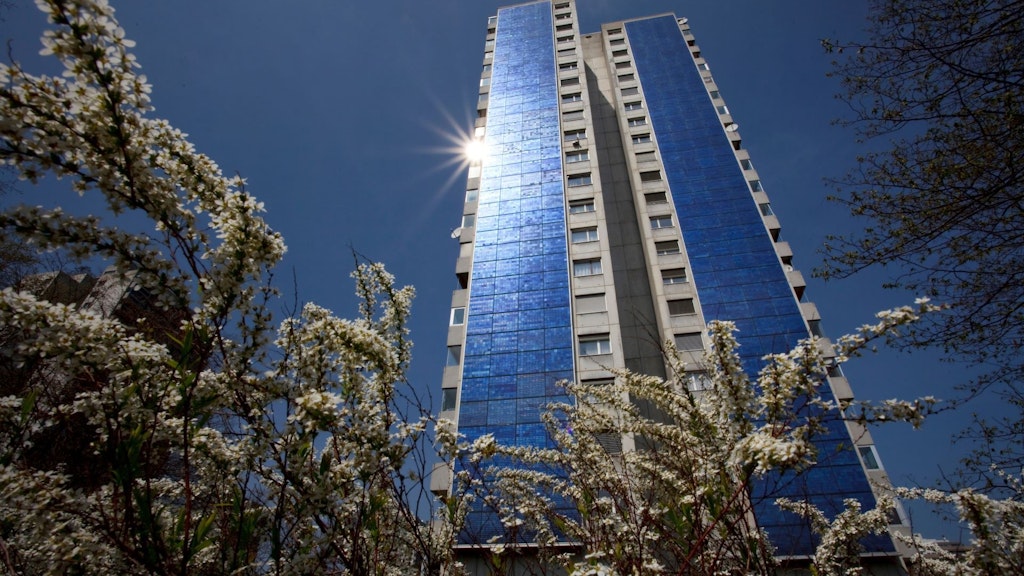 Высотное здание с солнечными батареями в Виттигкофене (Берн).