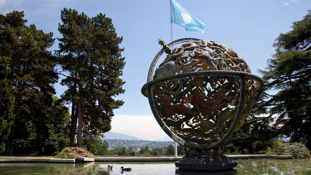 Фонтан с глобусом у здания Организации Объединенных Наций в Женеве.