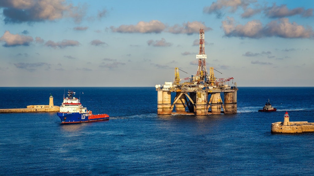 Морская буровая установка, используемая для добычи сырой нефти и природного газа.