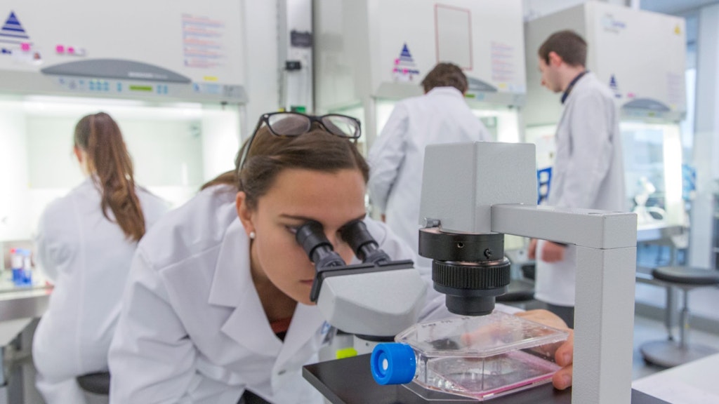 Молодые исследователи в лаборатории