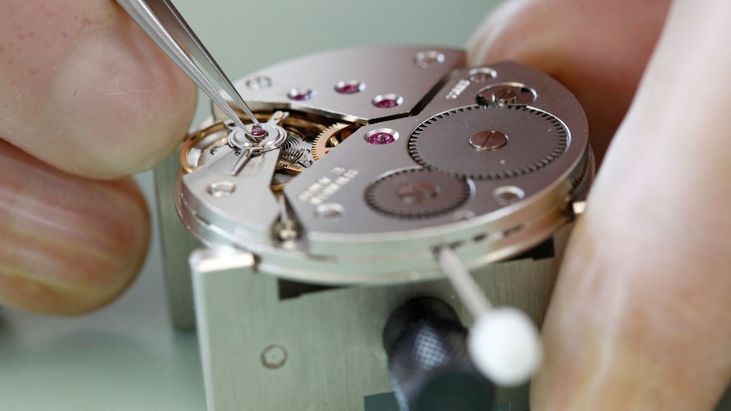 На часовом заводе в Гренхене ремонтируют механические наручные часы.