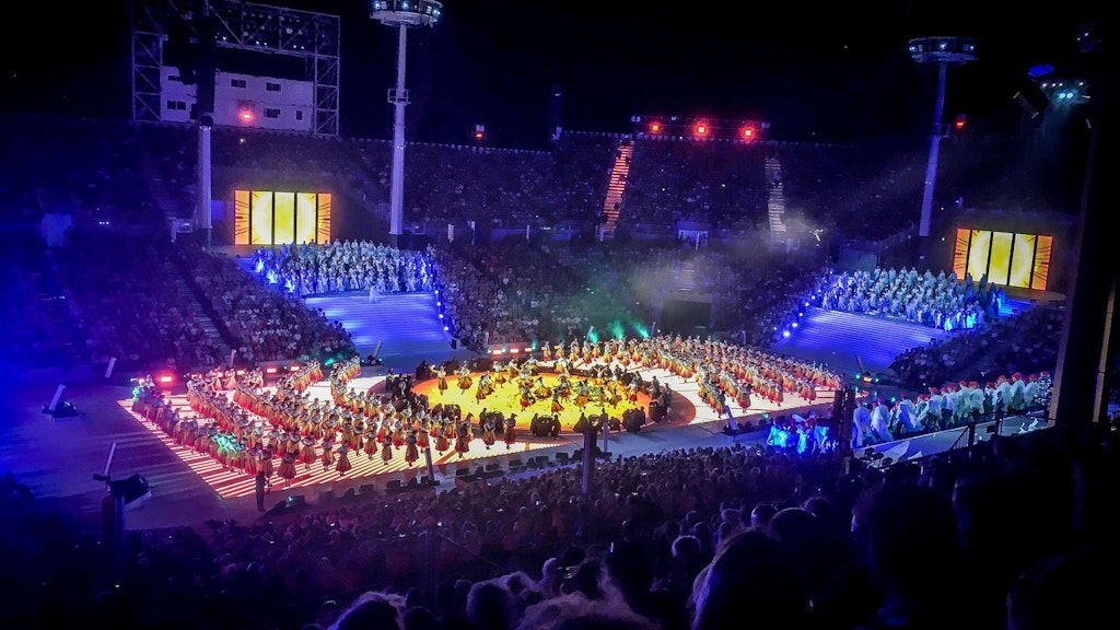 Un stade rempli dans la lumière du soir.