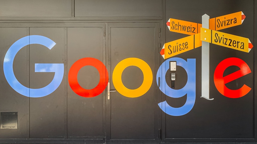 壁にGoogleの文字が書かれたチューリヒにあるGoogleの社屋。