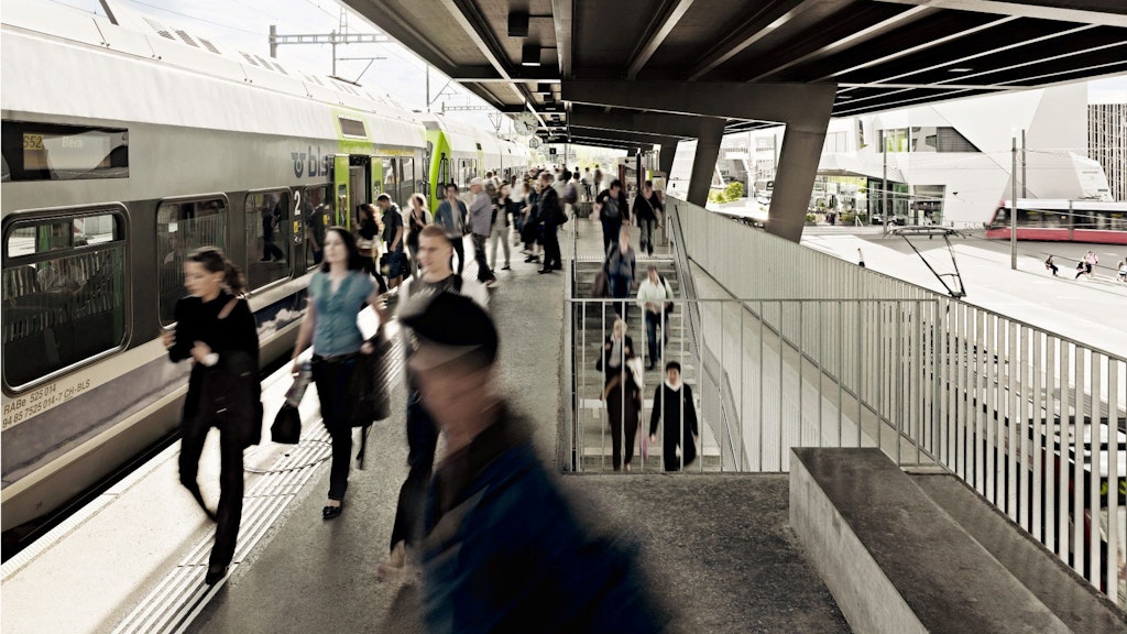 Menschen durchqueren einen Raum