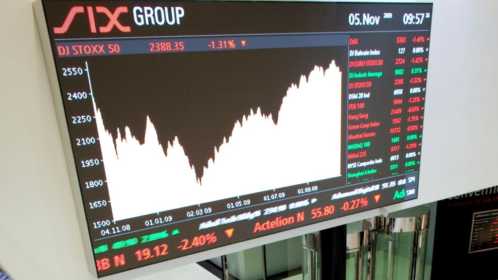 На электронном табло черного цвета отображаются колебания курсов ценных бумаг.