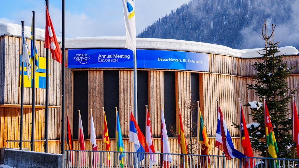 Gebäude mit Fahnen im Vordergrund