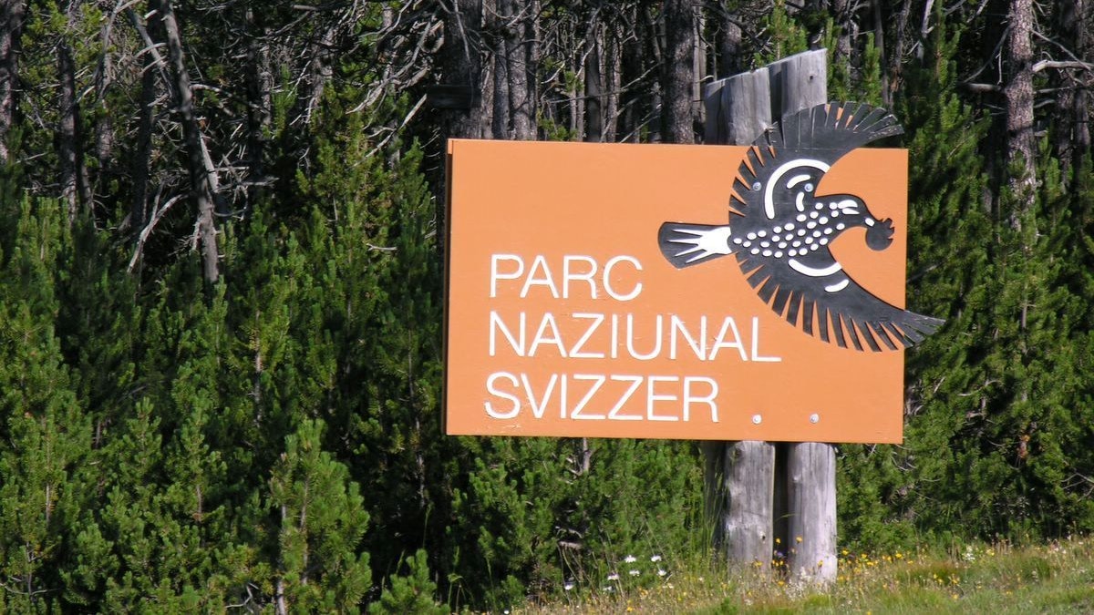 Panneau indiquant en romanche le parc national suisse qui se situe dans le canton des Grisons.