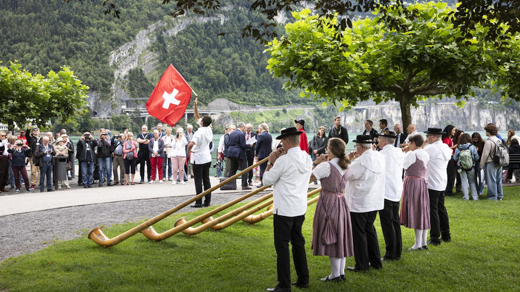 Concert de cor des Alpes et danse des drapeaux avec le public dans le parc.