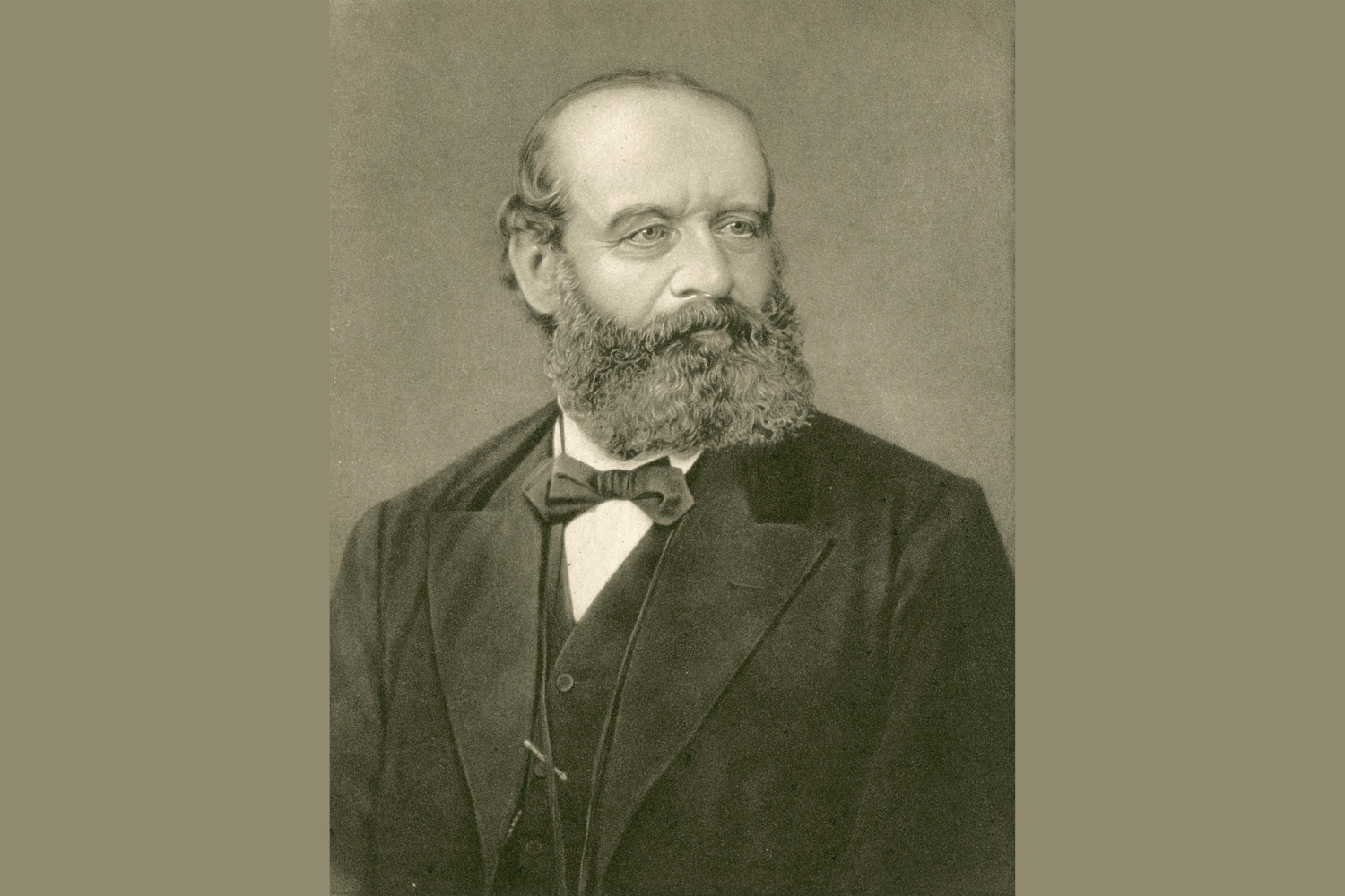 Portrait en buste d’Alfred Escher (1819-1882), vêtu d’un costume sombre, nœud papillon et gilet, regardant de profil droit sur fond uni sépia.