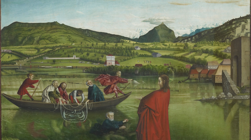 Scena religiosa con Gesù in abito rosso sulla riva di un lago, pescatori in barca e paesaggio collinare e verde sullo sfondo.