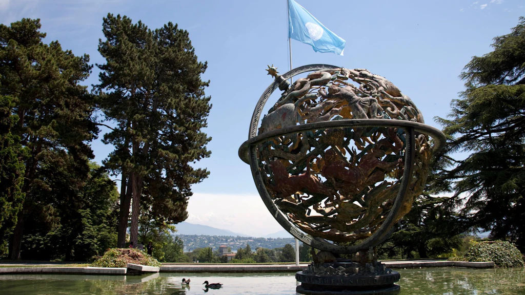 Brunnen mit Globus am Gebäude der Vereinten Nationen in Genf..