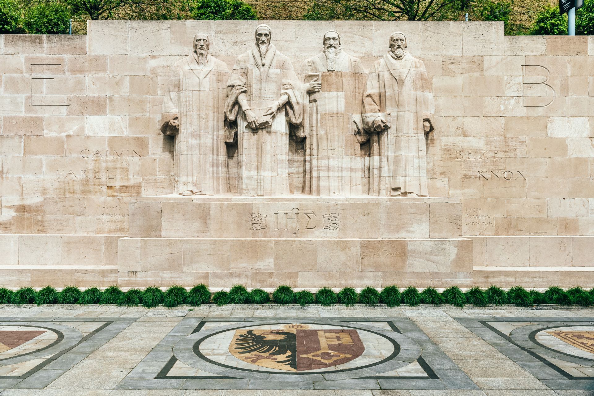 Das Reformationsdenkmal in Genf zeigt die Reformatoren Guillaume Farel, Johannes Calvin, Théodore de Bèze und John Knox.