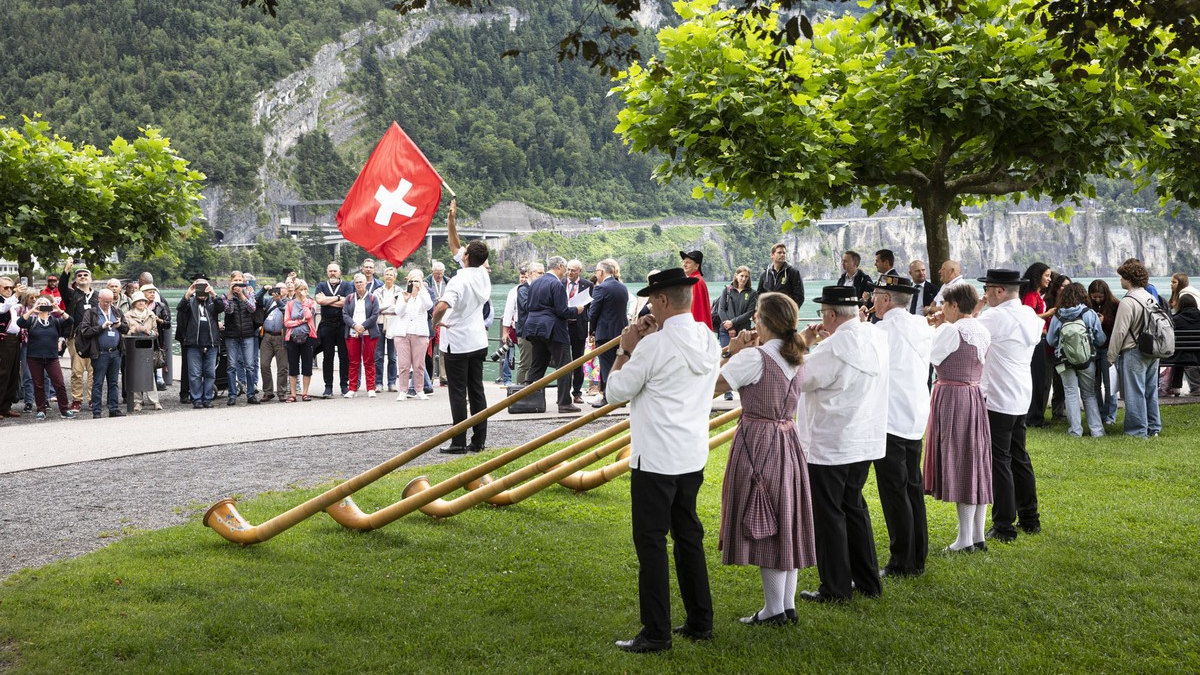 Alphornkonzert und Fahnenschwingen mit Publikum im Park.