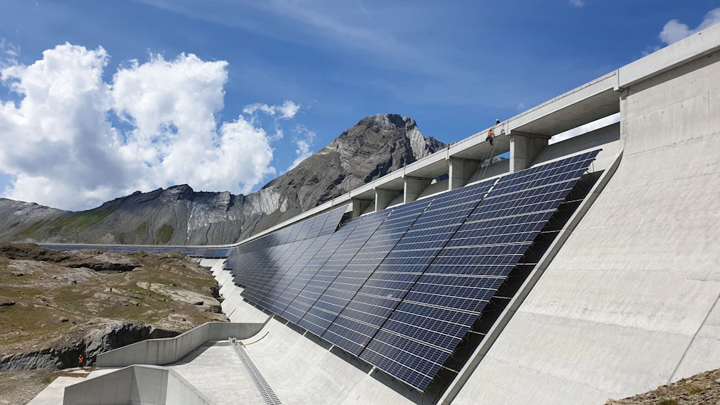 Grosse Solaranlage in hochalpinem Gebiet.