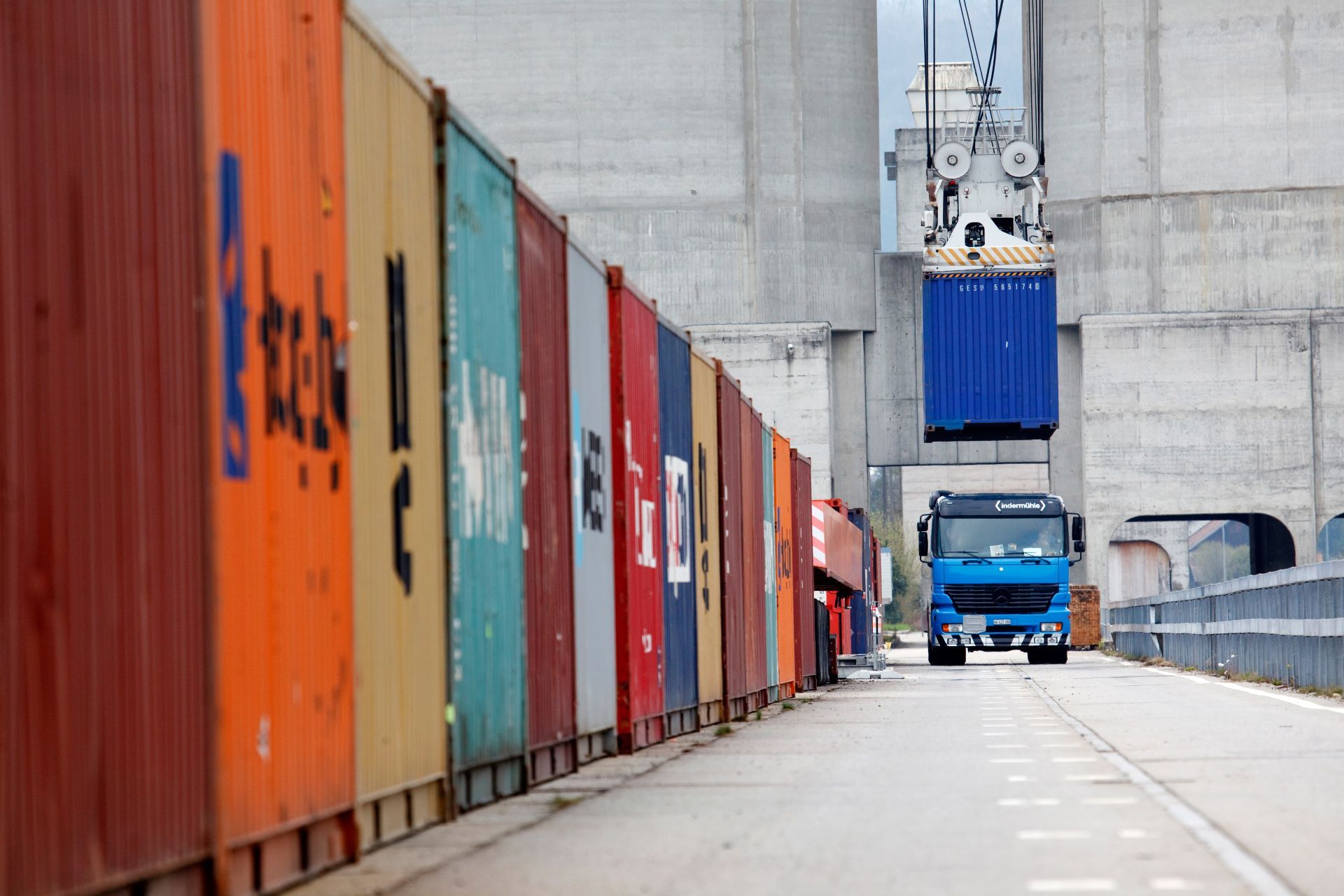 Container an einer Verladestation.