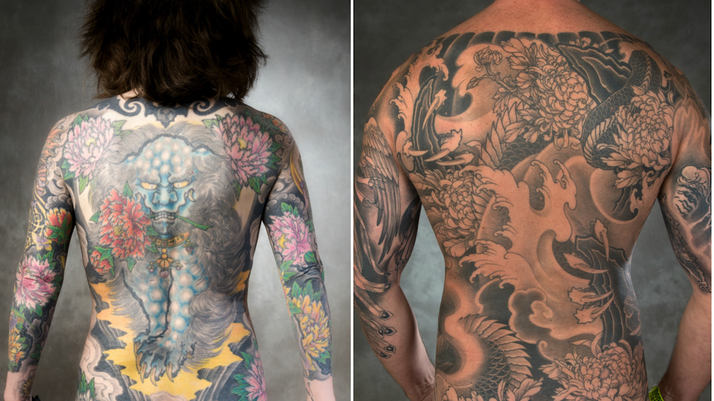 Fotografie mit zwei tätowierten Rücken, einer mit farbigem Motiv einer Figur und Blumen, der andere mit schwarz-grauem Tattoo mit Blumen- und Tiermustern.
