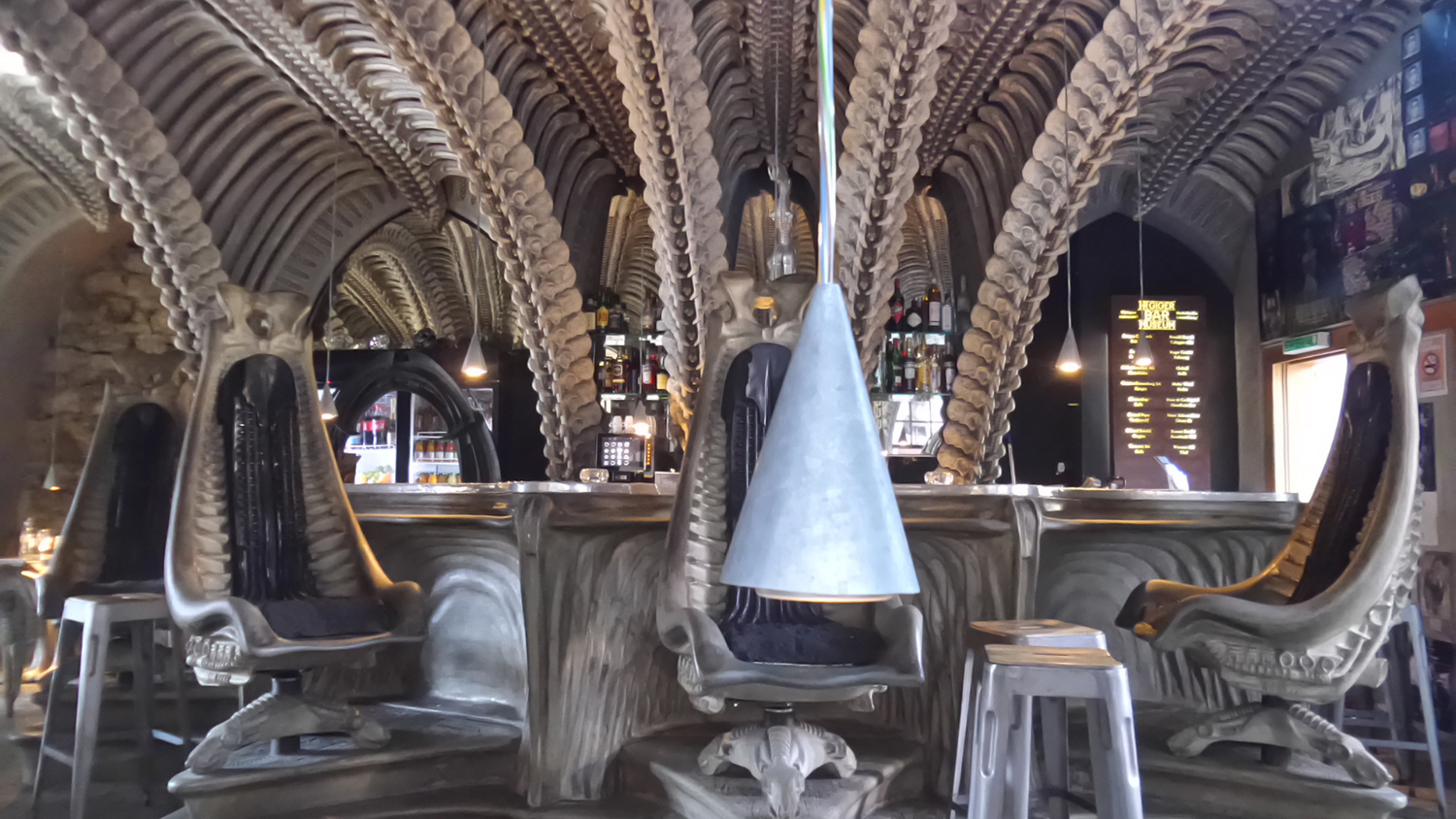 Innenraum der HR Giger Museumsbar in Gruyères, mit von biomechanischen und skelettartigen Formen inspirierter Architektur, gestaltet von H. R. Giger.