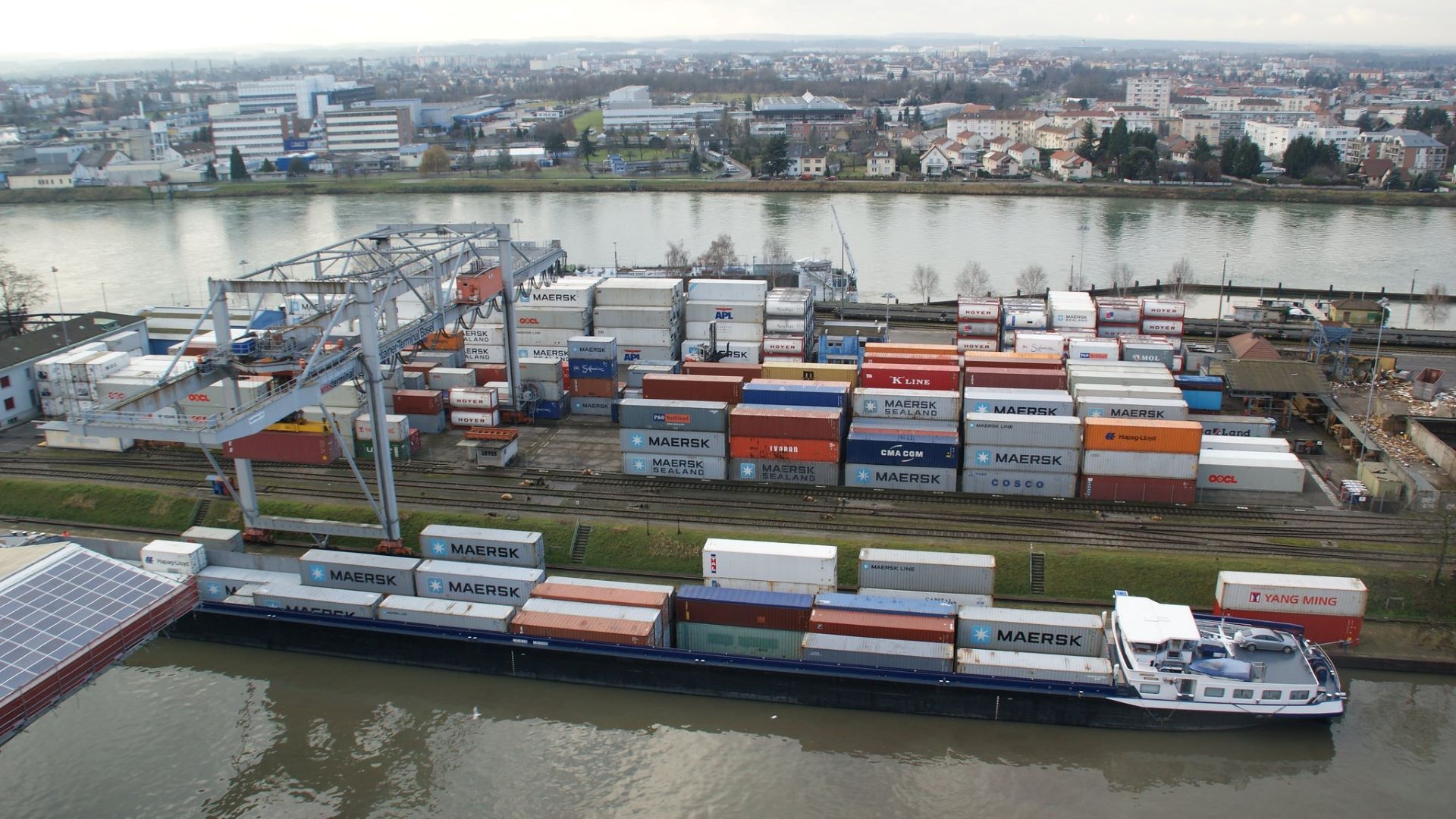 Ein Rheinschiff hat an einem Rheinhafen zu Basel angelegt.