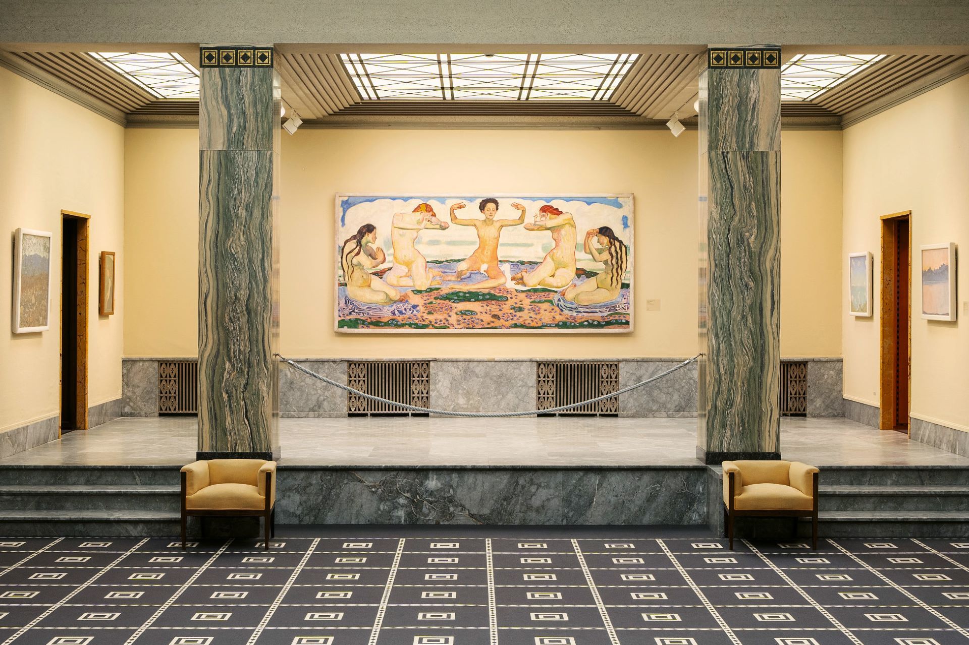 Raumansicht des Hodlersaals im Kunsthaus Zürich mit dem Werk "Der Tag" von Ferdinand Hodler.