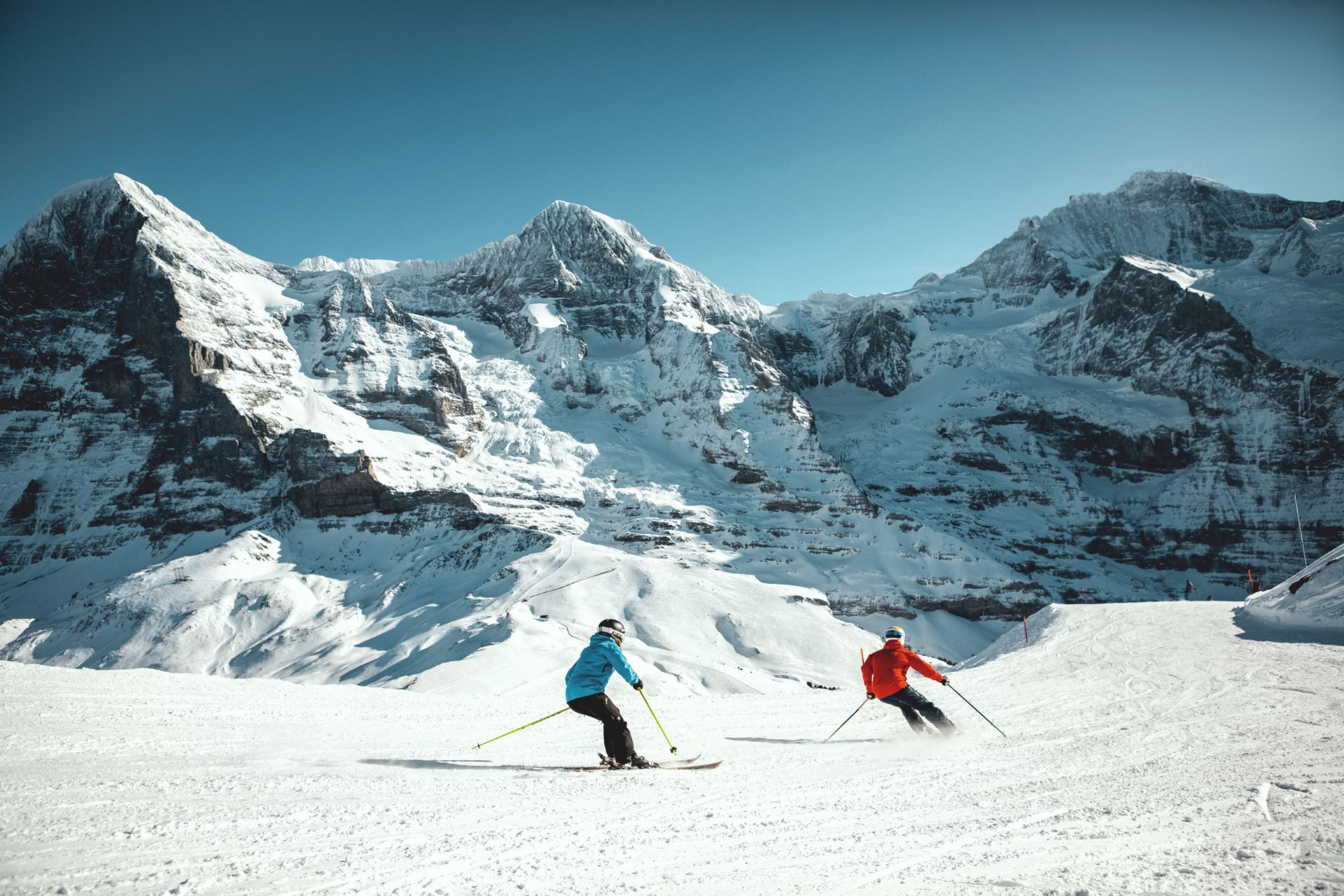 Skifahrende auf einer Skipiste in der Jungfrauregion im Berner Oberland.