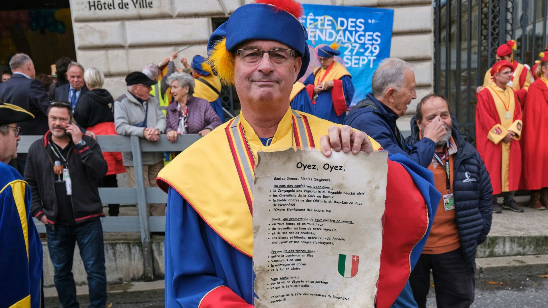Der Zentralpräsident des Winzerfests von Neuchâtel zeigt die Eröffnungsrede im traditionellen Gewand vor dem Rathaus.