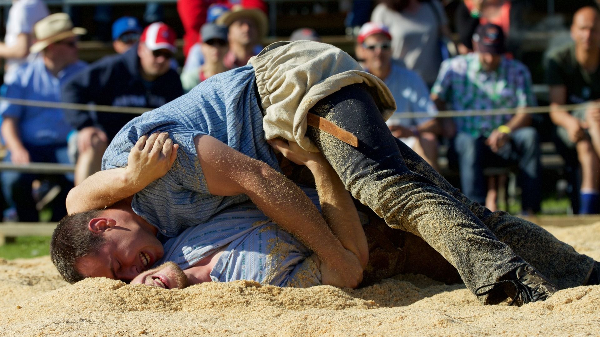 Two wrestlers competing in Sägemehl.