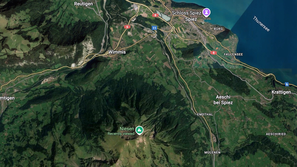 Topographic map of the Niesen region in Switzerland, showing terrain, surrounding villages, roads and Lake Thun to the northeast.