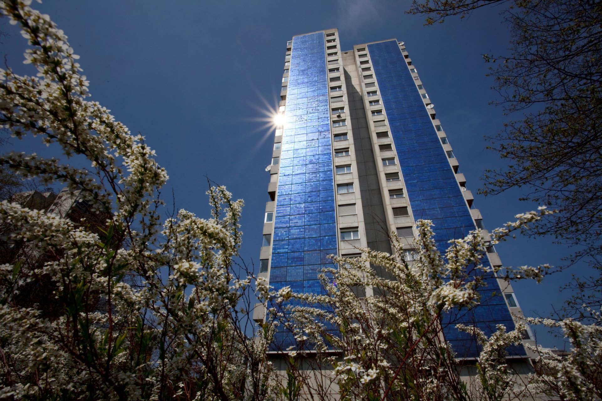 High-rise building with solar panels in Wittigkofen (canton of Bern).