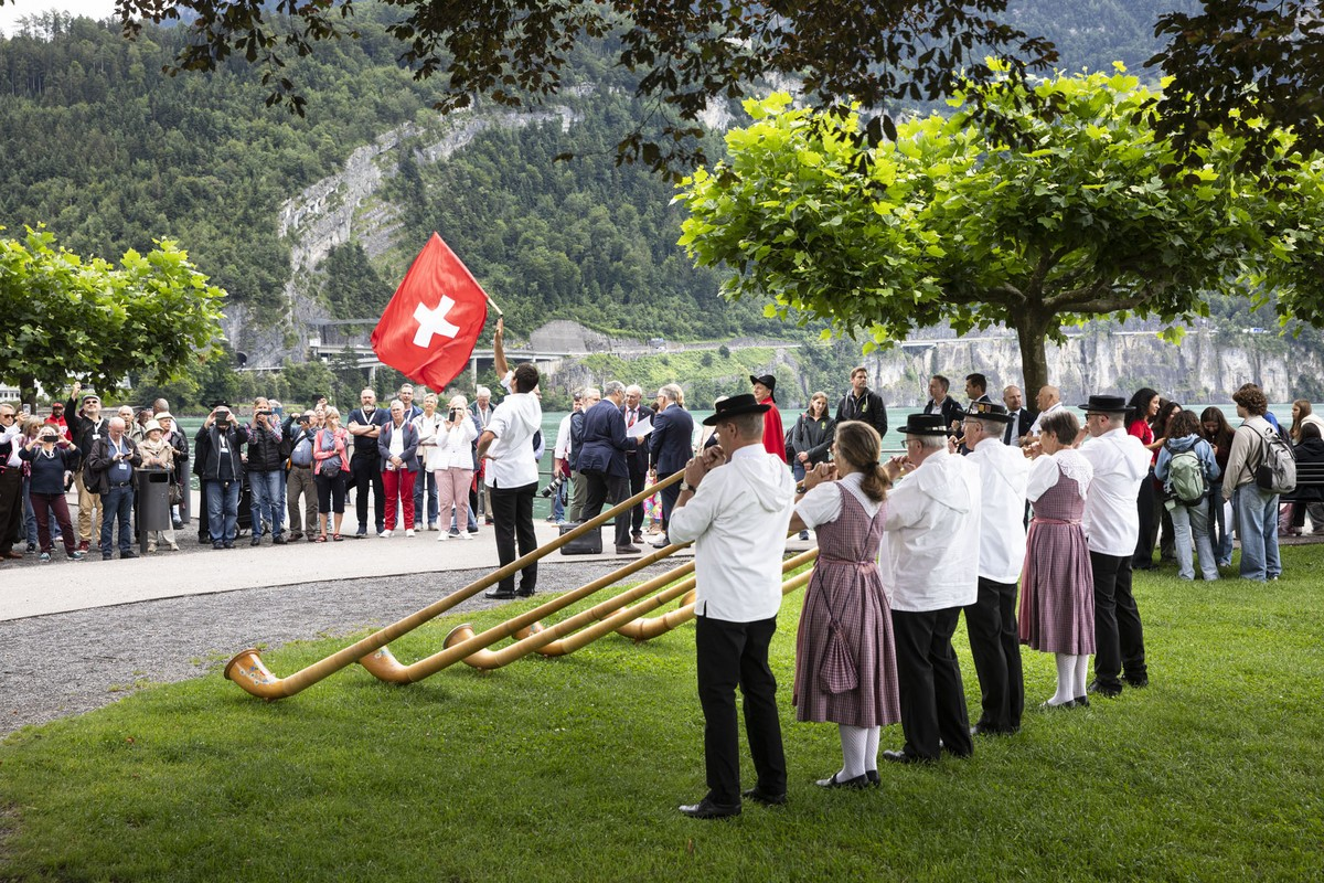 Concierto de trompa alpina y exhibición de banderas con el público en el parque.