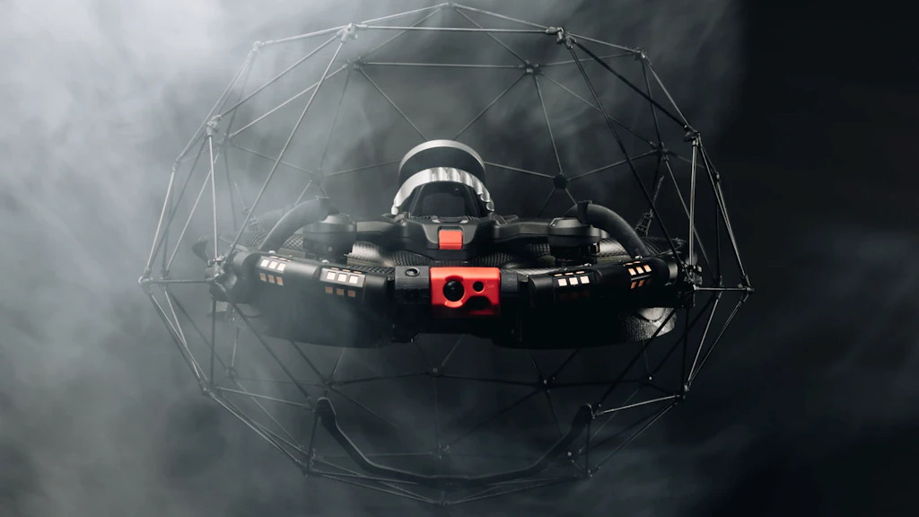 Los drones que operan en interiores están equipados con un sistema que los protege en caso de colisión y pueden moverse con seguridad en espacios difíciles.