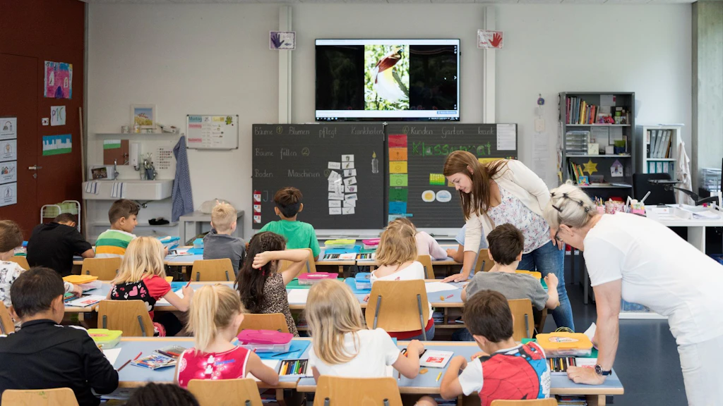 Clase de primaria fotografiada durante una doble lección de ciencias y lectura en una escuela de Suiza.