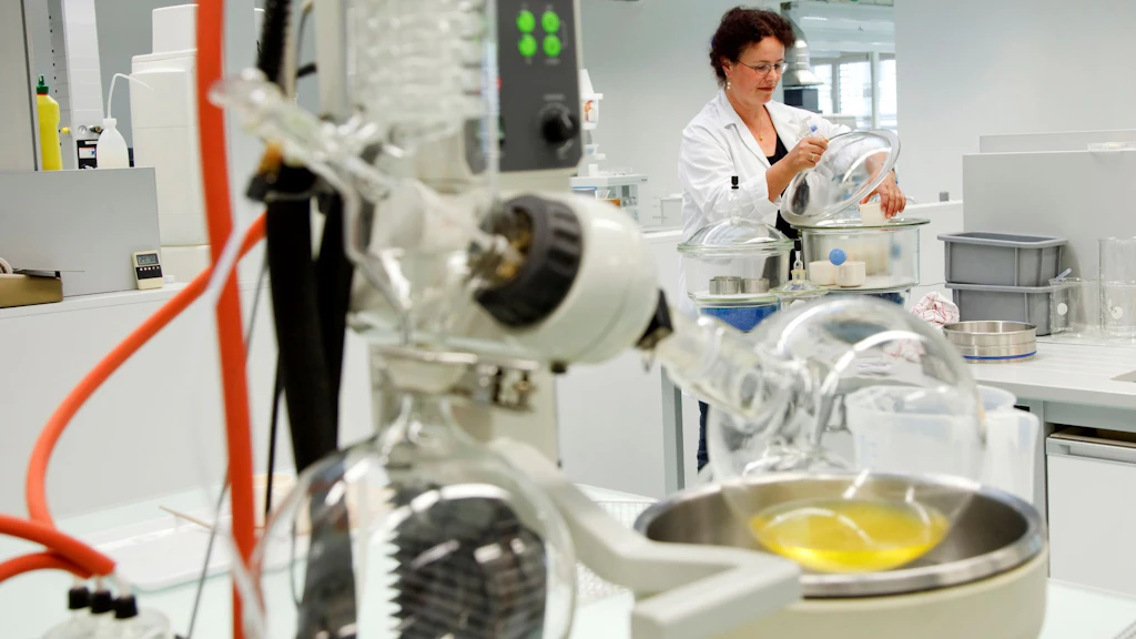 Una auxiliar trabaja en un laboratorio. 