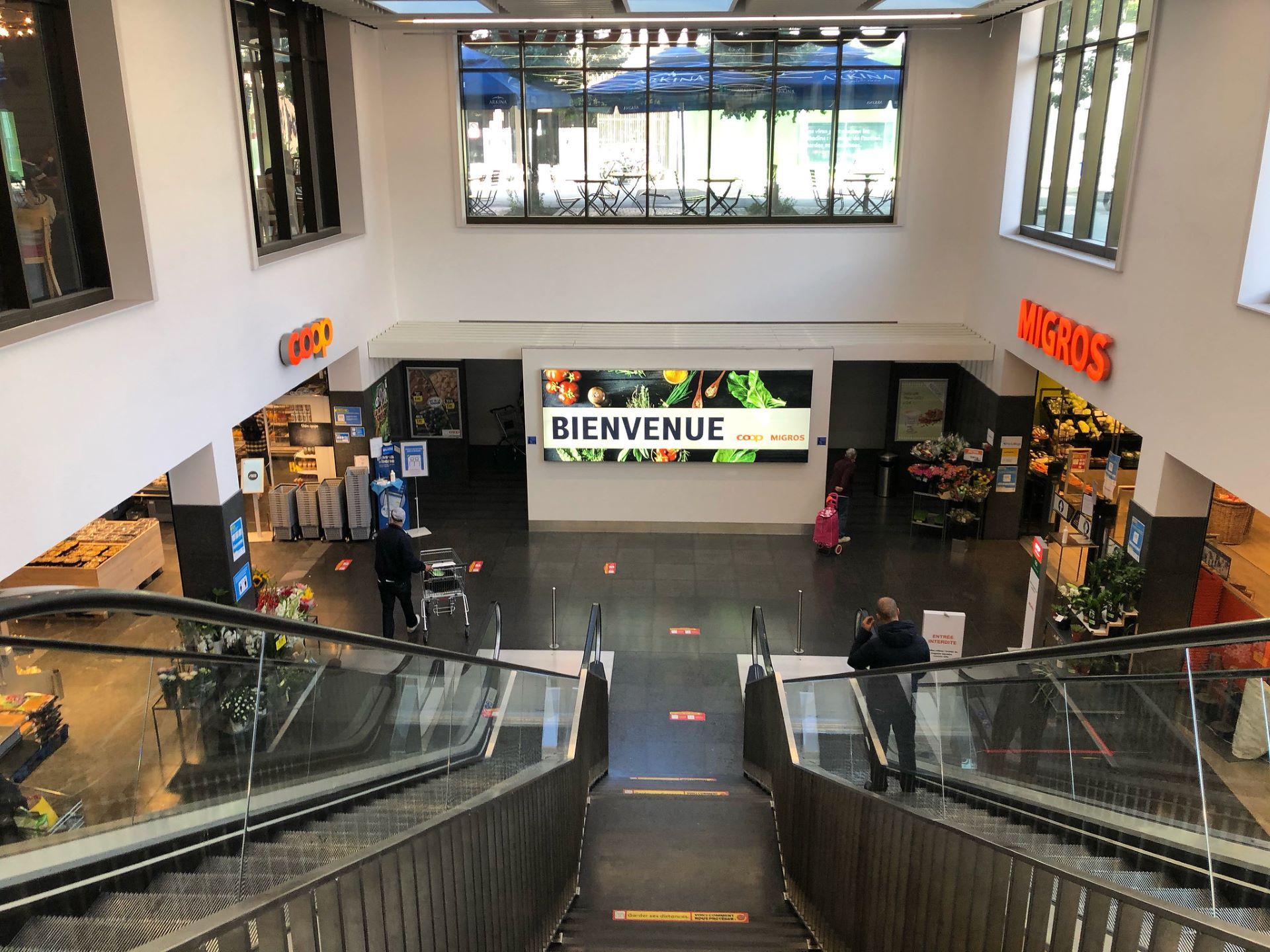 Vista de las entradas a los supermercados Coop y Migros