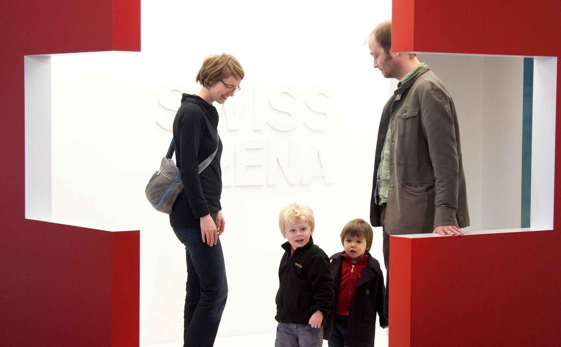 Una familia visita una exposición.