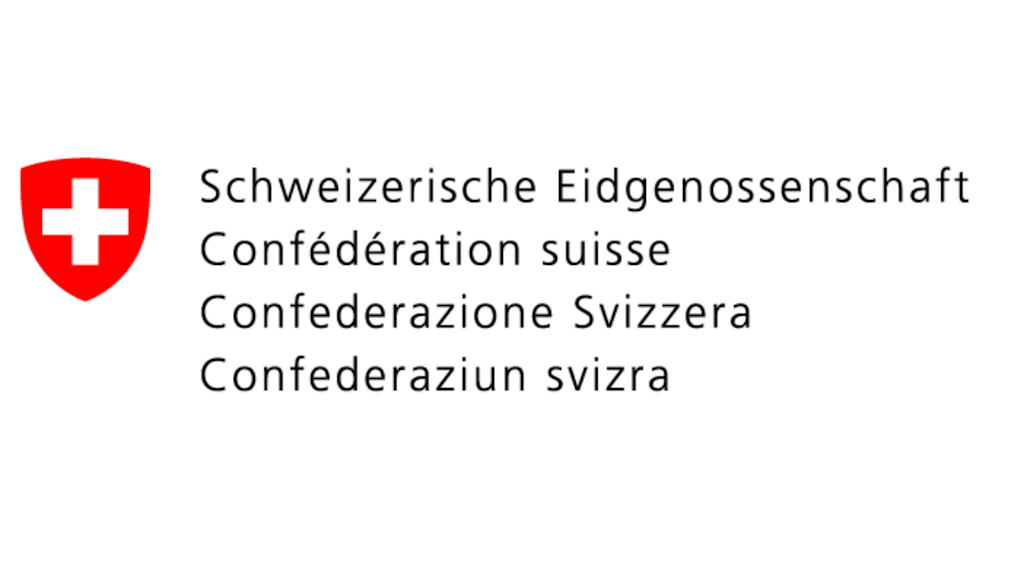 Logotipo con escudo rojo y cruz blanca, junto al texto «Confederación Suiza» en los cuatro idiomas nacionales. 