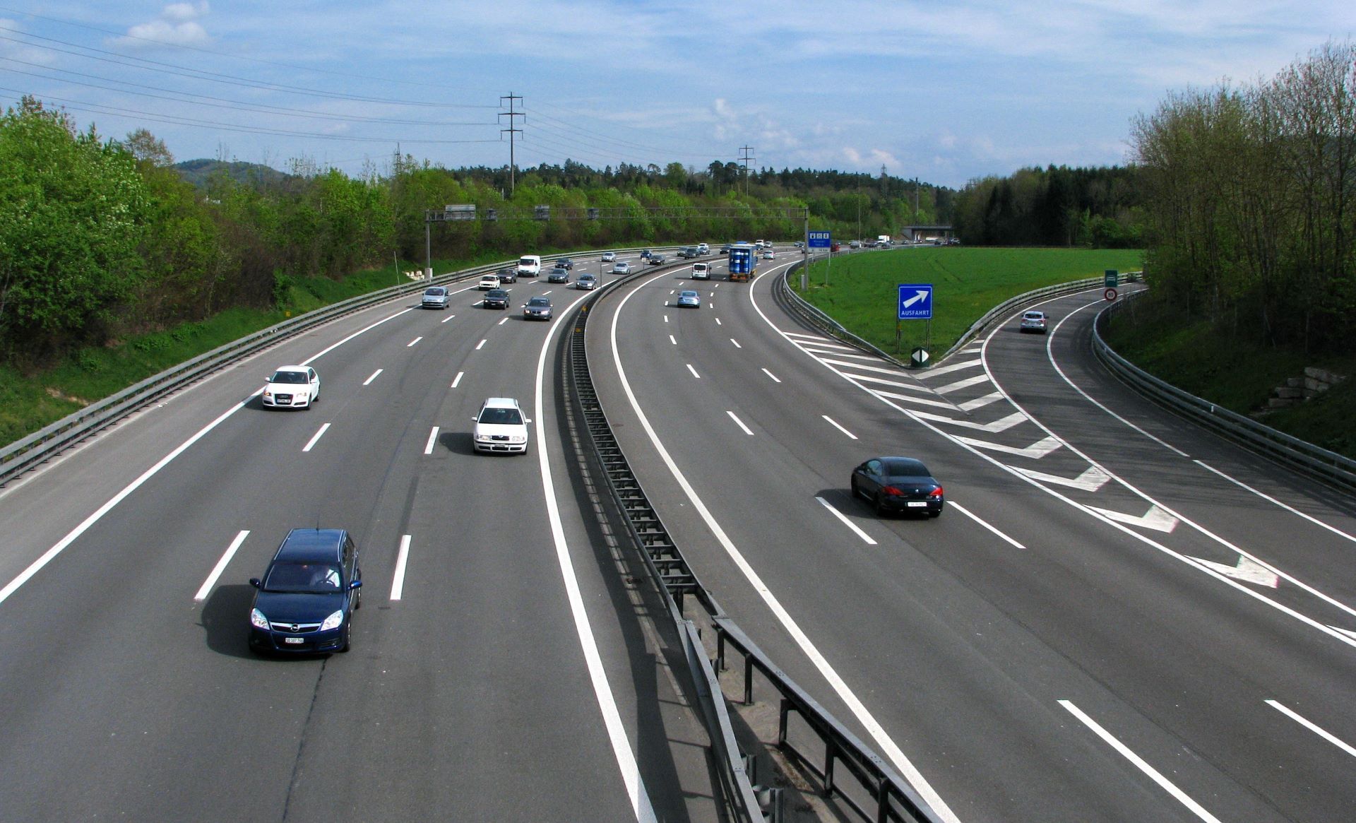 Automóviles y camiones en la autopista A1.