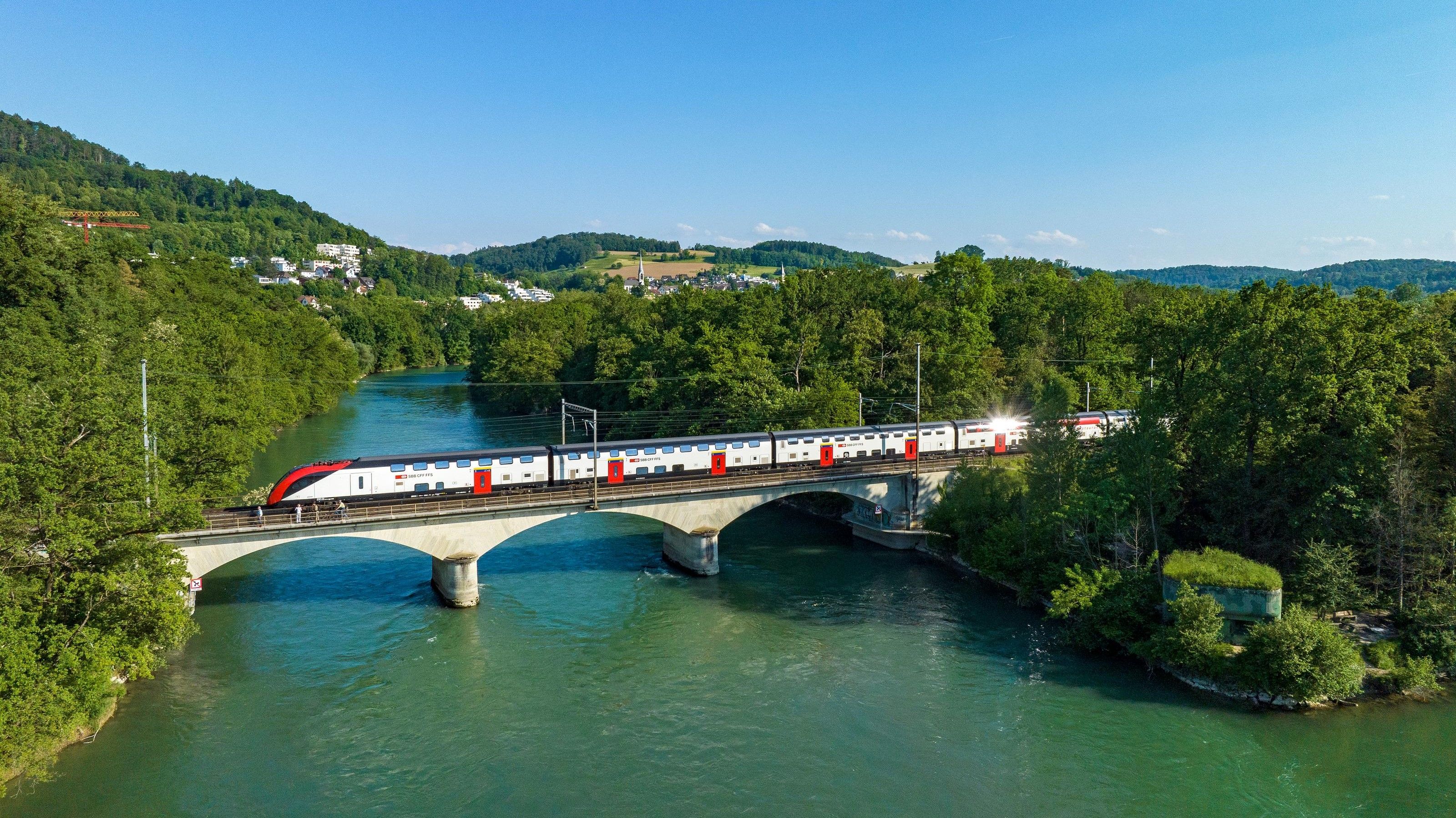 Tren de pasajeros moderno de dos pisos cerca de Turgi.