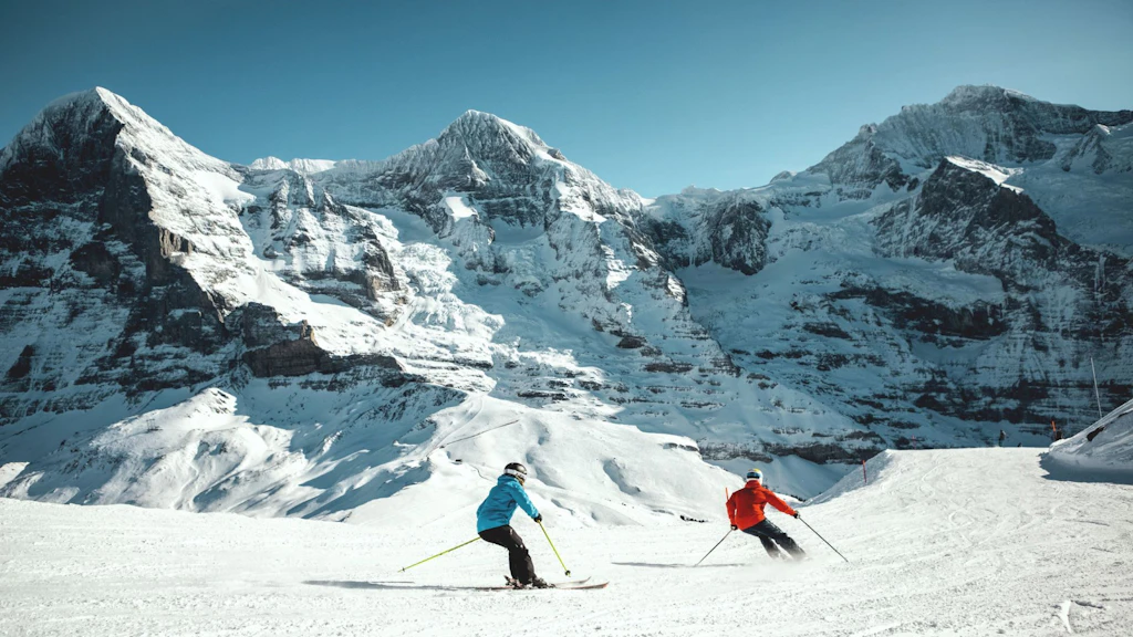 Esquiadores descienden por una pista de esquí en la región del Jungfrau, en el Oberland Bernés.