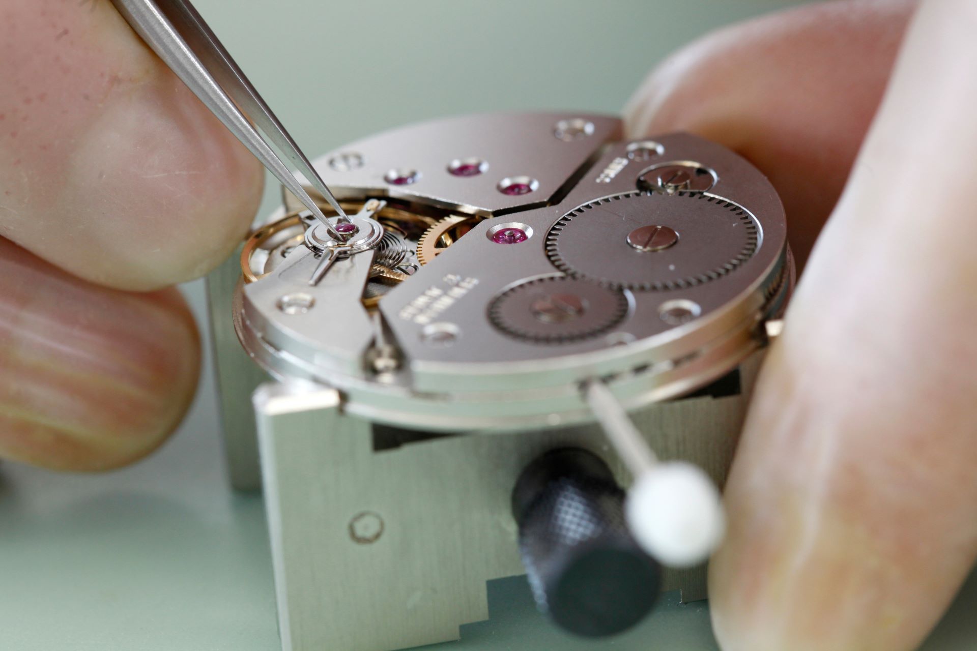 Reparación de un reloj de pulsera mecánico en una fábrica relojera en Grenchen.