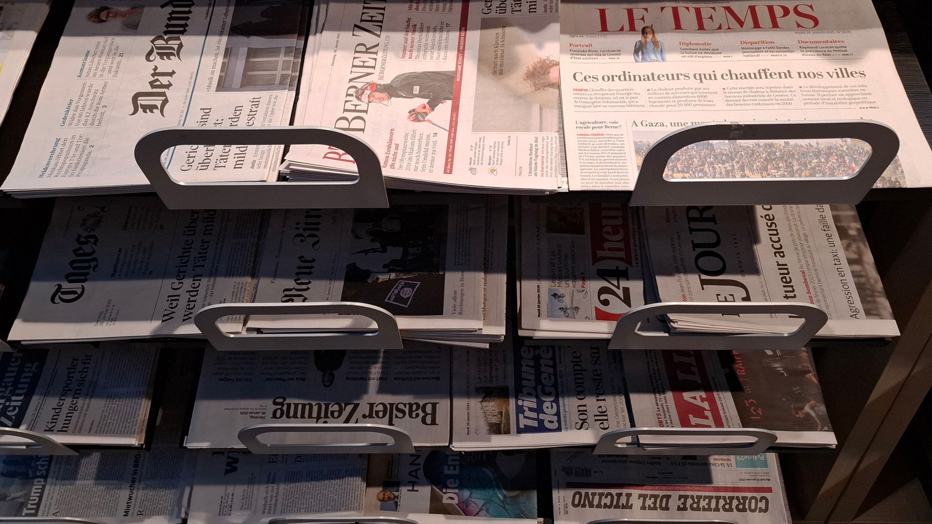 Rayon d’un kiosque à journaux dans lequel sont entreposés divers quotidiens.