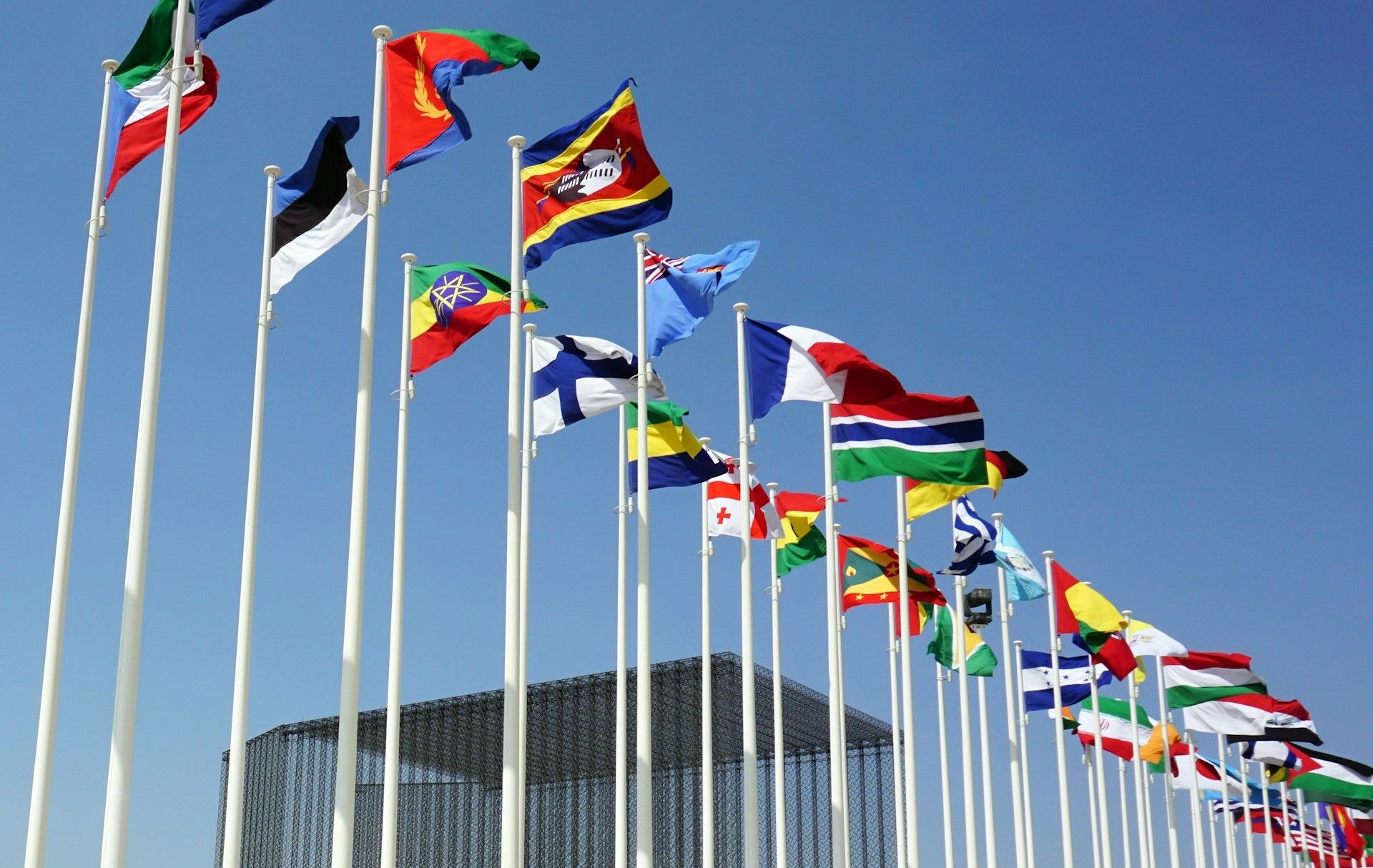Une multitude de mâts arborant les drapeaux d’un grand nombre de pays.