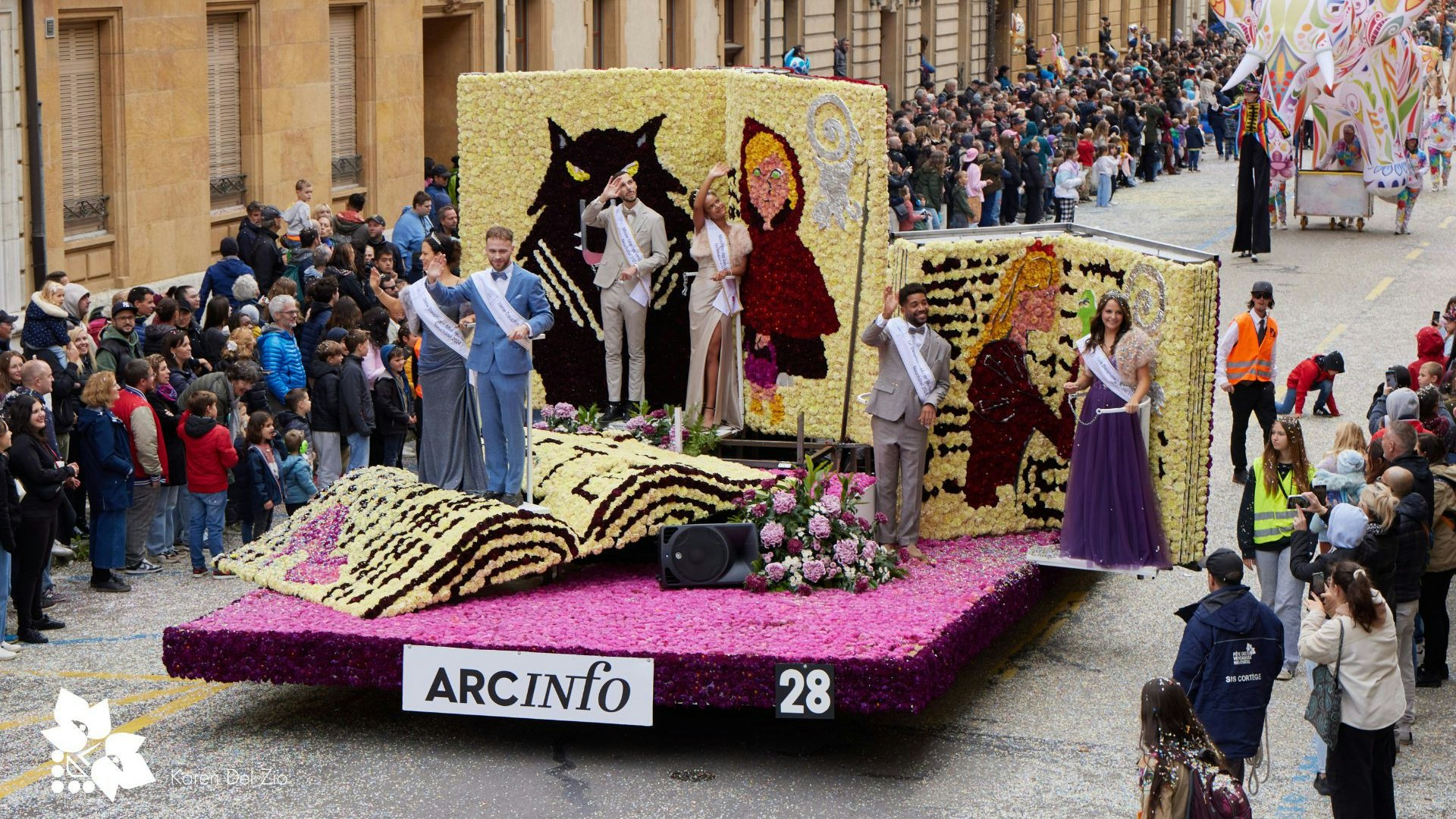 Char fleuri ArcInfo avec Miss et Mister Fête des vendanges de Neuchâtel et leurs dauphins, défilant devant la foule lors du corso fleuri à Neuchâtel.