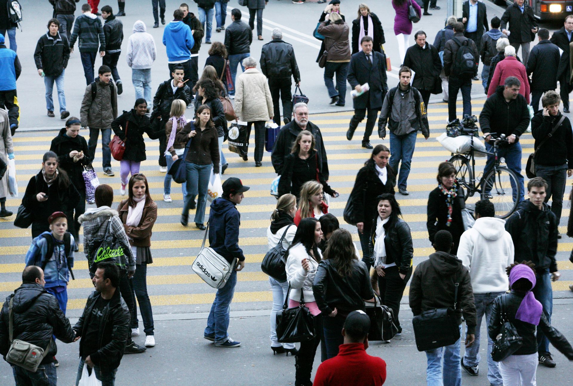 Des gens qui traversent une rue.