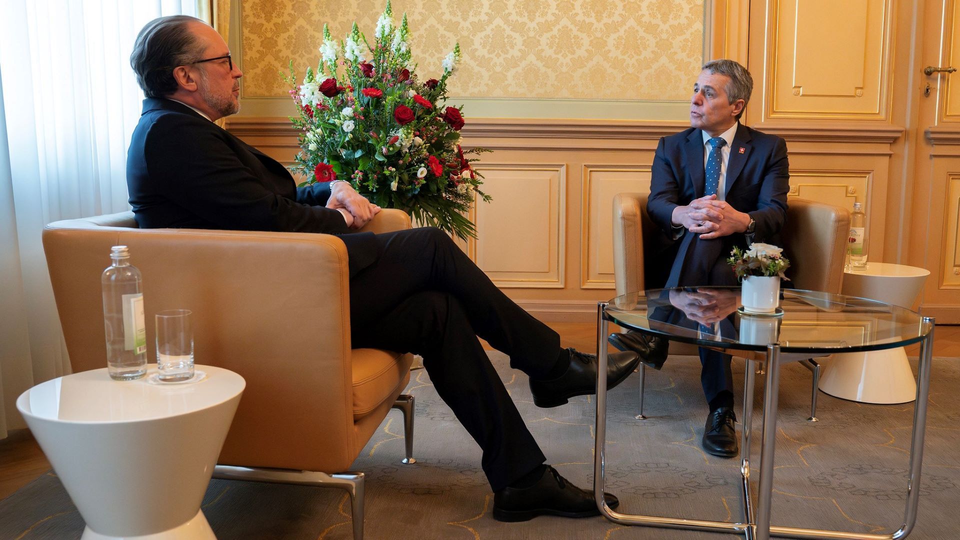 Le conseiller fédéral Cassis est assis en face du ministre autrichien des Affaires étrangères Alexander Schallenberg et discute avec lui.