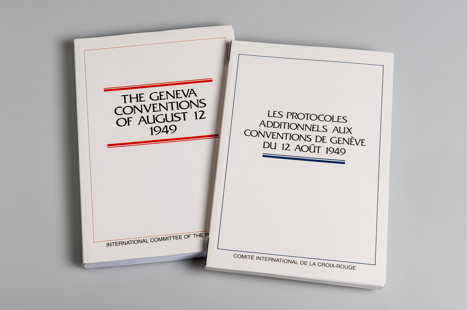 Image d’une édition imprimée des Conventions de Genève et des Protocoles additionnels.